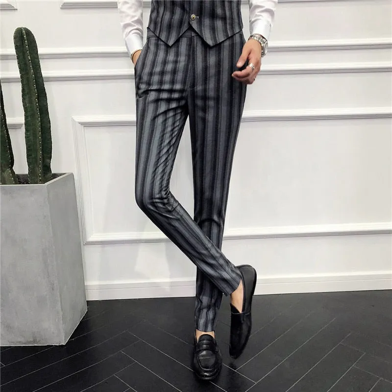 Monochrome Vertical Stripes Men Tapered Cut Pants