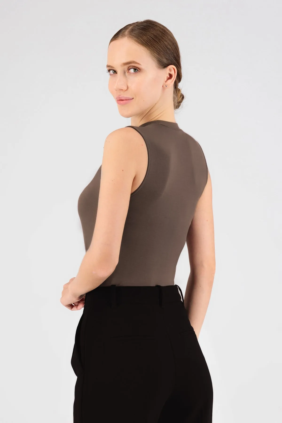 Sleeveless Layer - Ash Brown